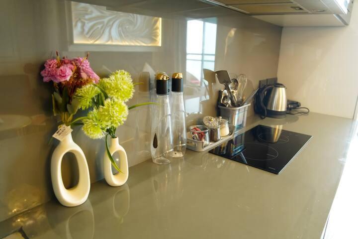 Elegant Hideaway - 39th Floor * New Delhi