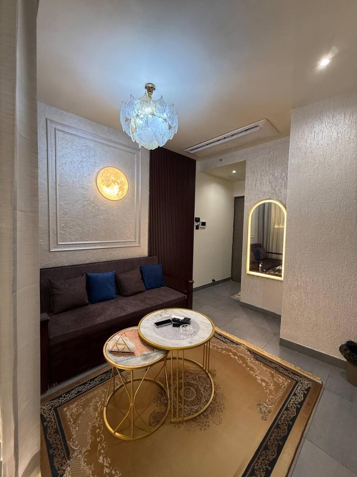Elegant Hideaway - 39th Floor Apartment
