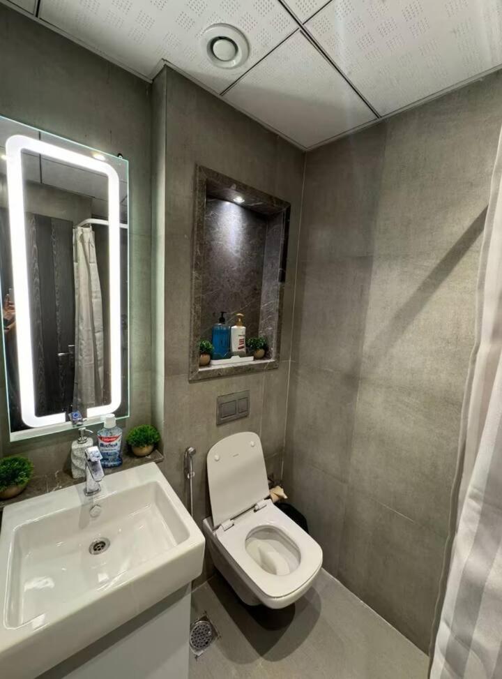 Elegant Hideaway - 39th Floor Apartment New Delhi