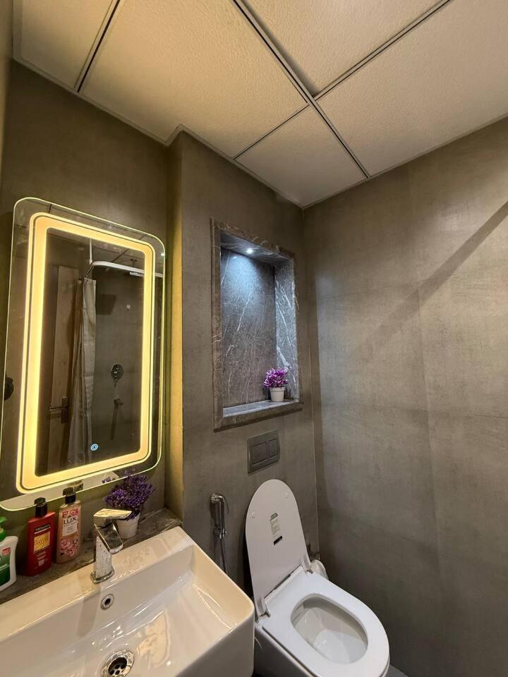 Elegant Hideaway - 39th Floor