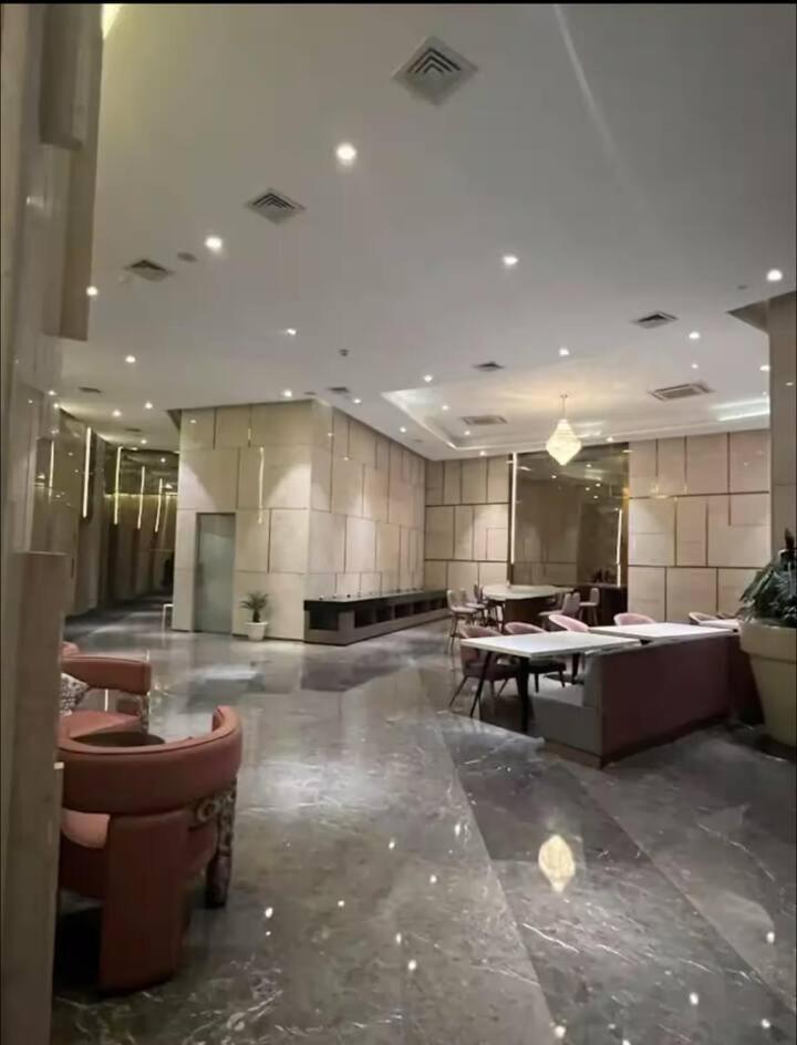 Elegant Hideaway - 39th Floor Apartment