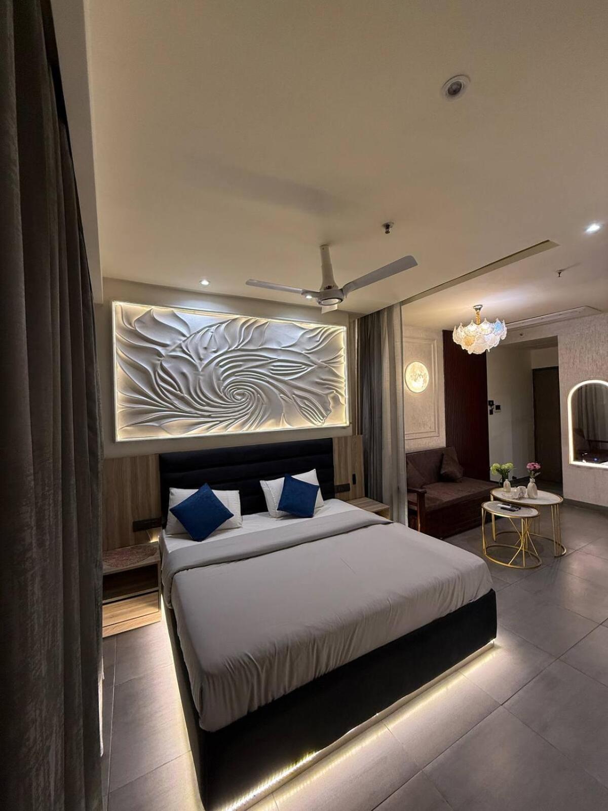 Elegant Hideaway - 39th Floor Apartment